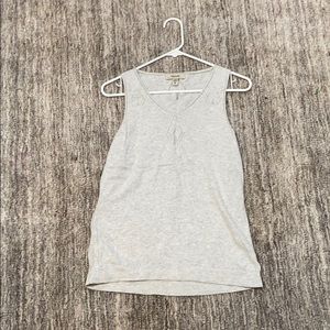 A façconable grey tank top